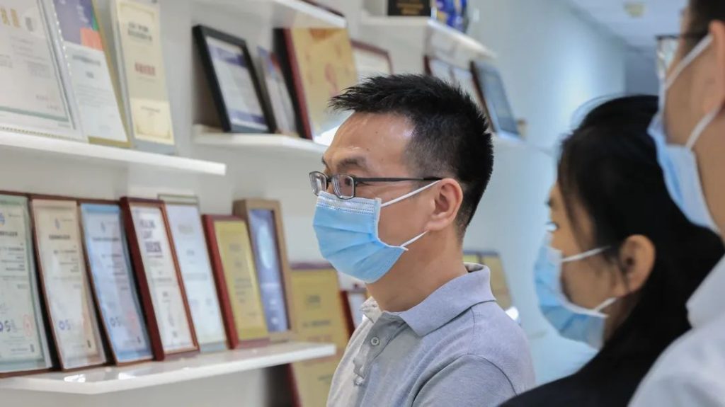 海珠區委常委、常務副區長傅曉初同誌蒞臨譜藍參觀交流插圖