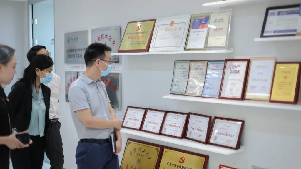 海珠區委常委、常務副區長傅曉初同誌蒞臨譜藍參觀交流插圖2